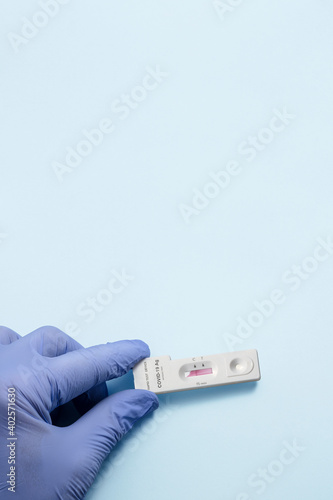 A gloved hand shows how a device to perform a sars covid 19 test at the time it begins to give a negative result.