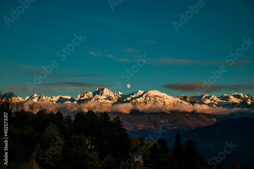 Alpes françaises montagnes neige lune coucher de soleil
