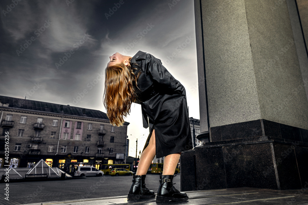 Obraz premium Young woman bend her back in the street