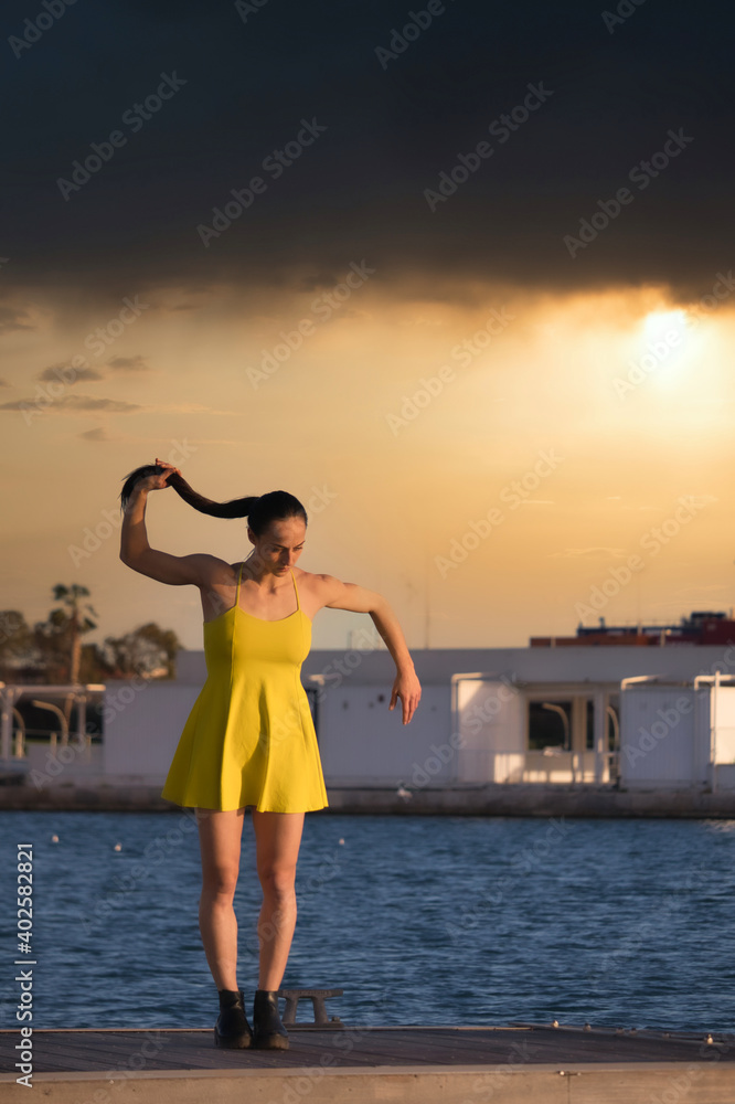 Fototapeta premium modern dancer woman in the street