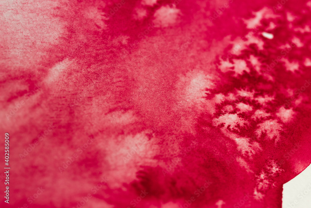 Hintergrund rote Aquarellfarbe mit Salztechnik wirkt wie weiße Kristalle oder Blüten für Karten geeignet mit Platz für Text Hintergrund rote Aquarellfarbe mit Salztechnik wirkt wie weiße Kristalle oder Blüten für Karten geeignet mit Platz für Text