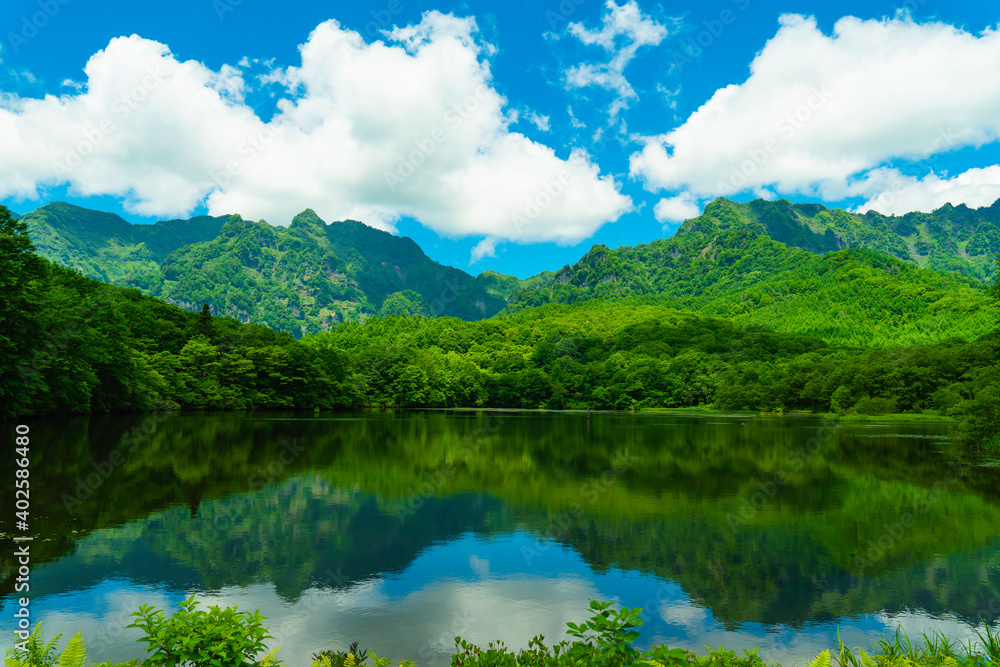 新緑の山々が映る鏡池・長野県戸隠高原