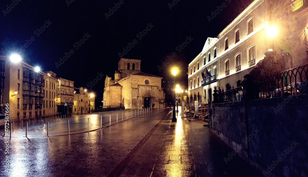 Iglesia de San Juan de Rabanera y fachada de la Diputación Provincial de Soria en la calle Caballeros una noche lluviosa. Soria, España.