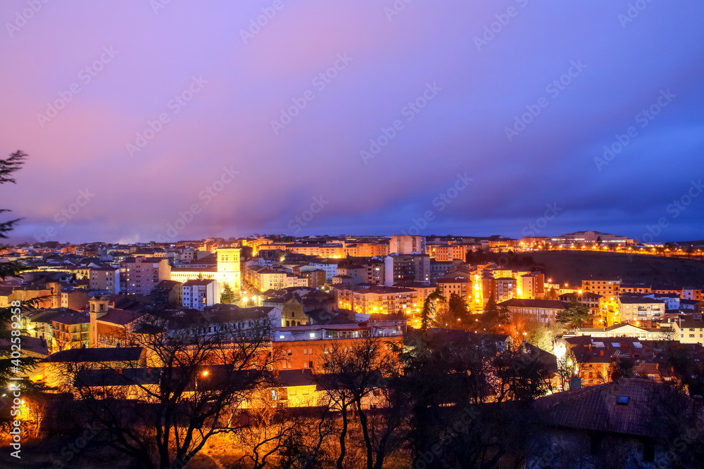 Obraz premium Panorámica de Soria desde el mirador del Sagrado Corazón iluminado en un atardecer lluvioso de otoño. Soria, España, Europa.