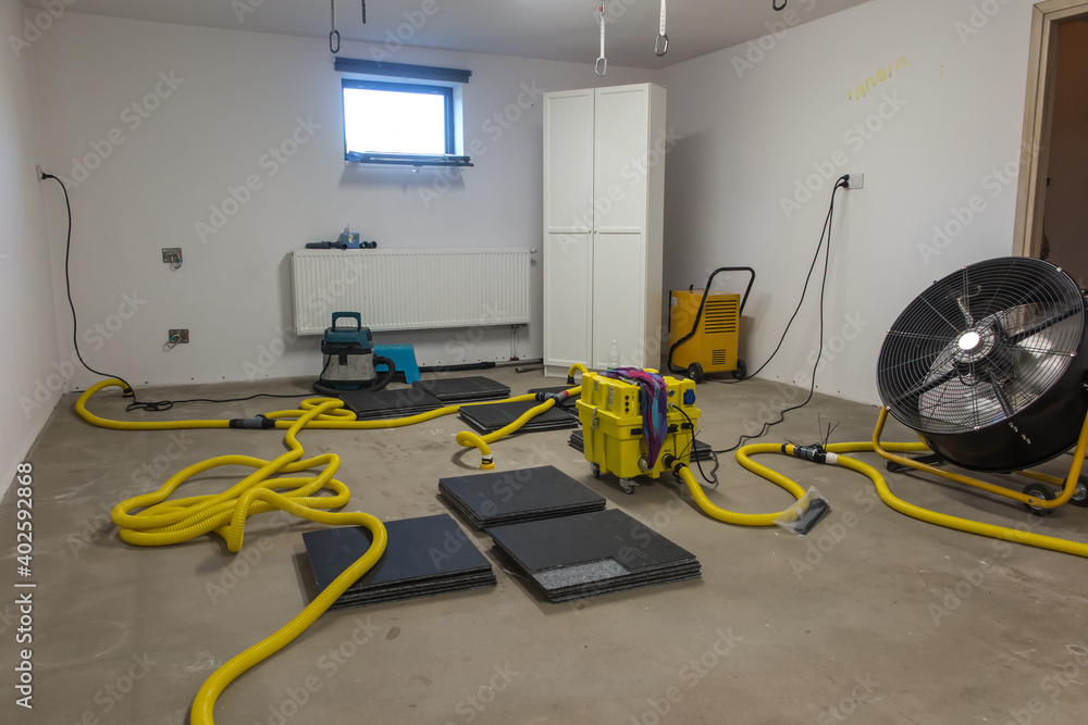 Obraz premium Drying a concrete floor under a fabric covering. After pouring, initial drying, and then drilling and blowing hot air