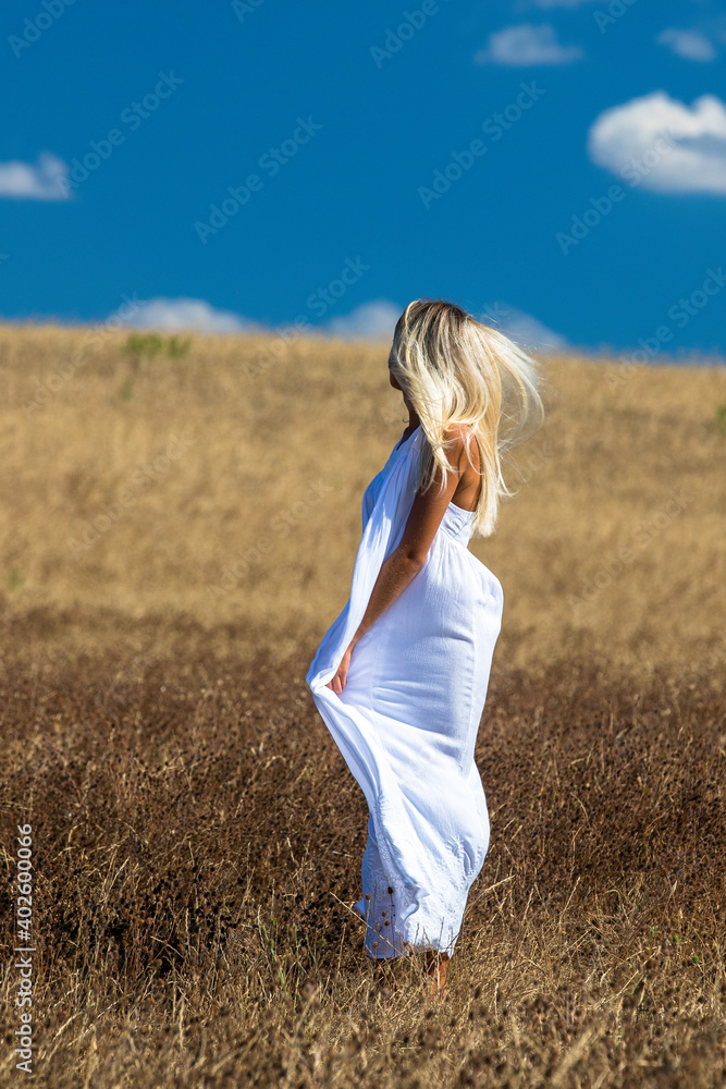 Ragazza bionda con vestito bianco in campo di grano con ciello azzurro. Ragazza bionda con vestito bianco in campo di grano con ciello azzurro.