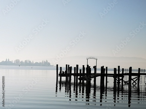 Bootssteg am Bodensee, Anlegestelle, Steg am See im Gegenlicht, Allensbach