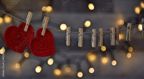 Czerwone serduszka na sznurze przypięte spinaczami vintage background Valentine's day, romantyczne tło
