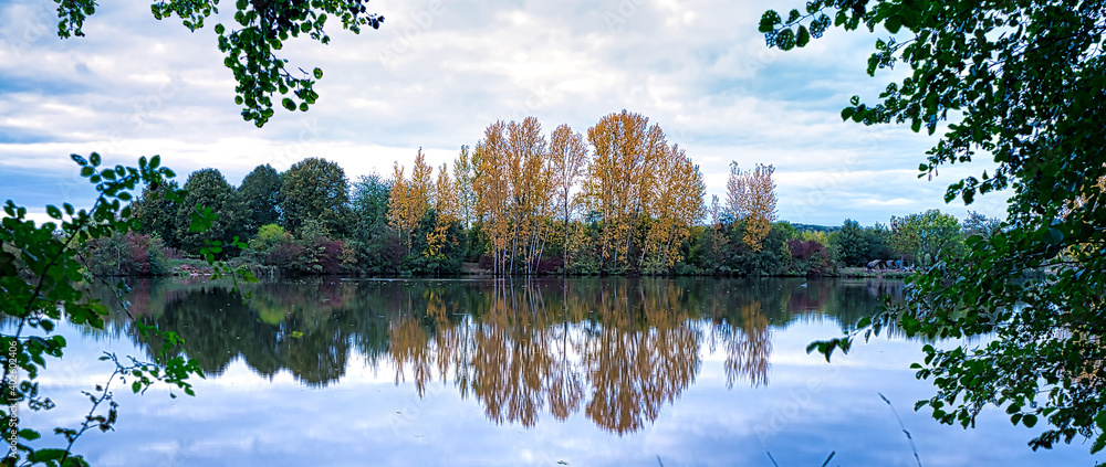 Bäume am See zur Herbstzeit
