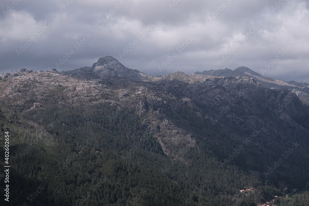 montanha com nuvens dramáticas no parque nacional peneda gerês Portugal