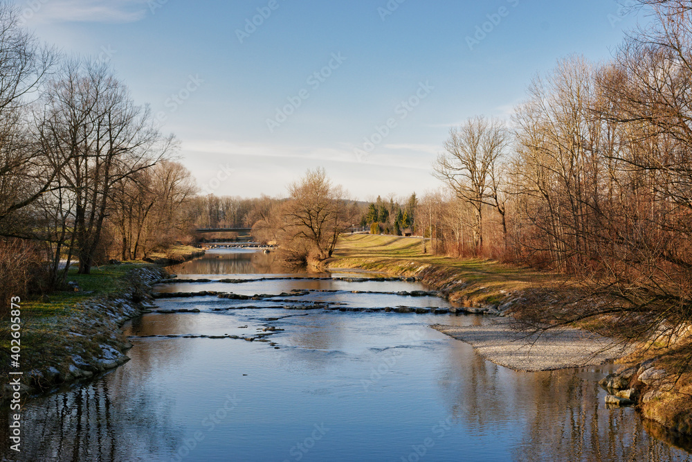 Der Fluss Mangfall bei Bruckmühl in Oberbayern, im Winter bei Niedrigwasser. Stromschnellen aus Felsblöcken und Kiesbank im Flussbett. Der Fluss Mangfall bei Bruckmühl in Oberbayern, im Winter bei Niedrigwasser. Stromschnellen aus Felsblöcken und Kiesbank im Flussbett.