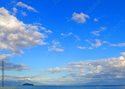 風景素材 琵琶湖の爽やかな初夏の青空