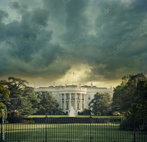 Canvas Print The White House in Washington DC under dark stormy clouds