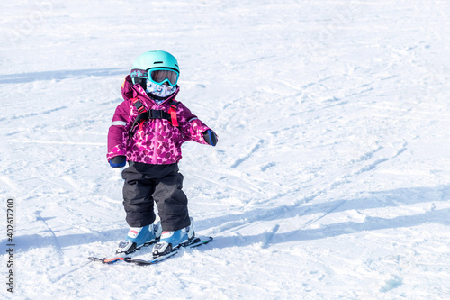 A young kids is learning skiing 