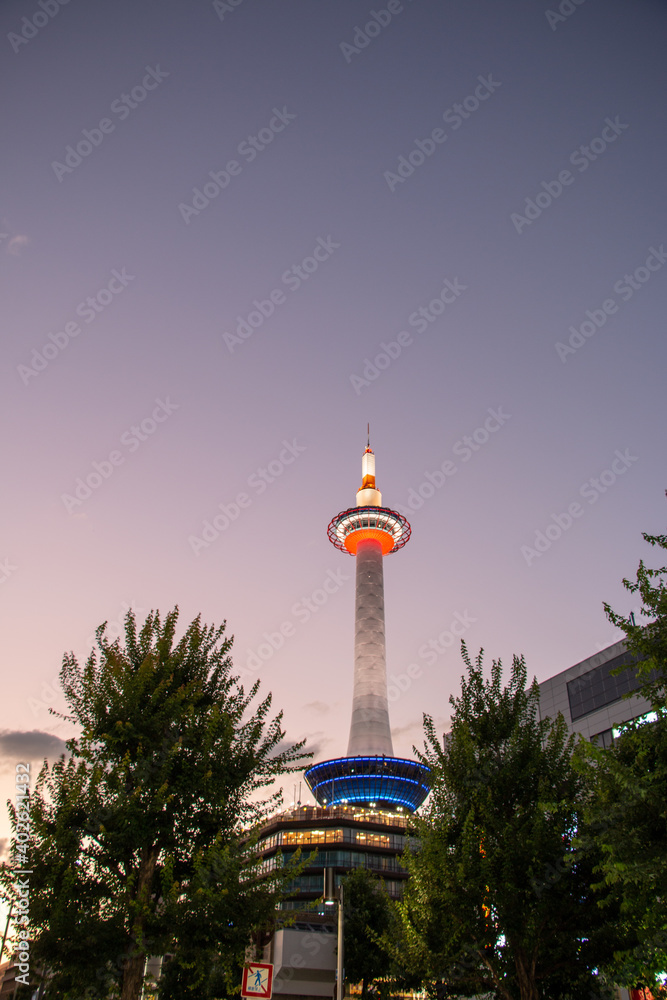 風景素材　夕暮れ時の京都タワー