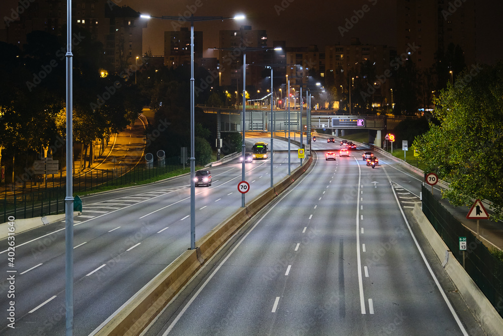 Barcelona. Circulación en carretera de noche iluminada