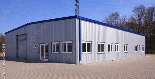 Slika na platnu a newly built factory building
