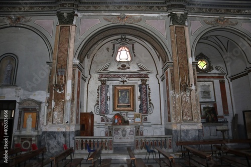 Napoli - Arcate di sinistra nella Chiesa di Sant'Antonio Abate