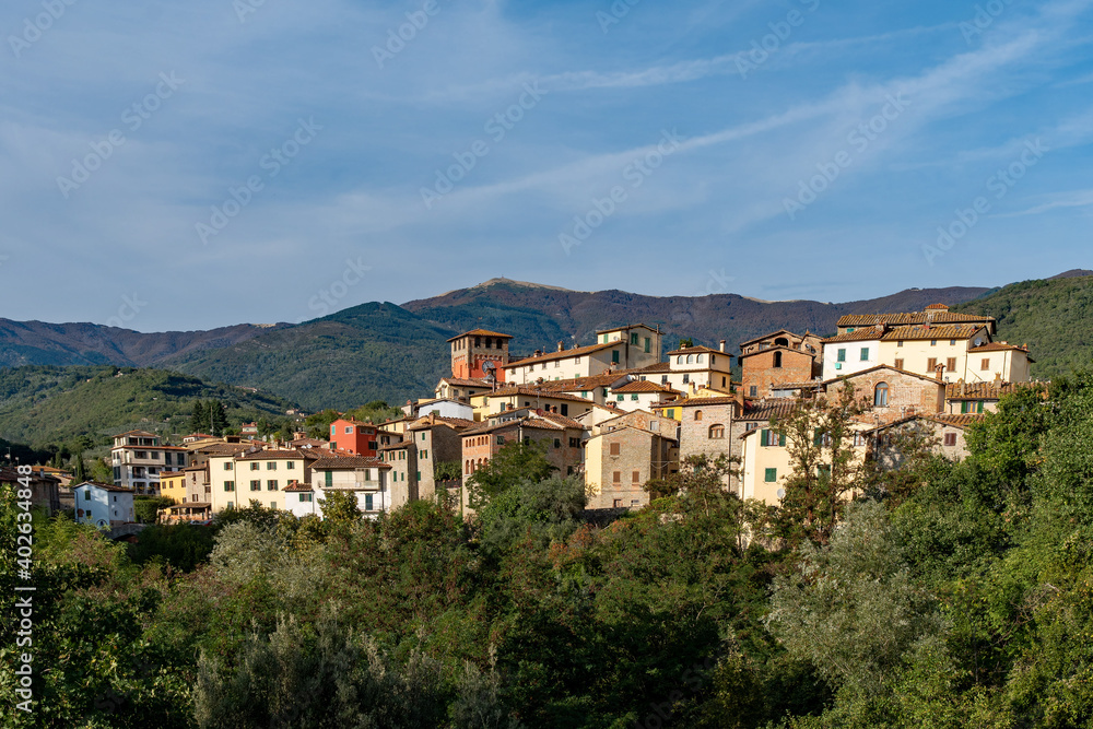 Blick auf die Altstadt von Loro Ciuffenna in der Toskana in Italien 