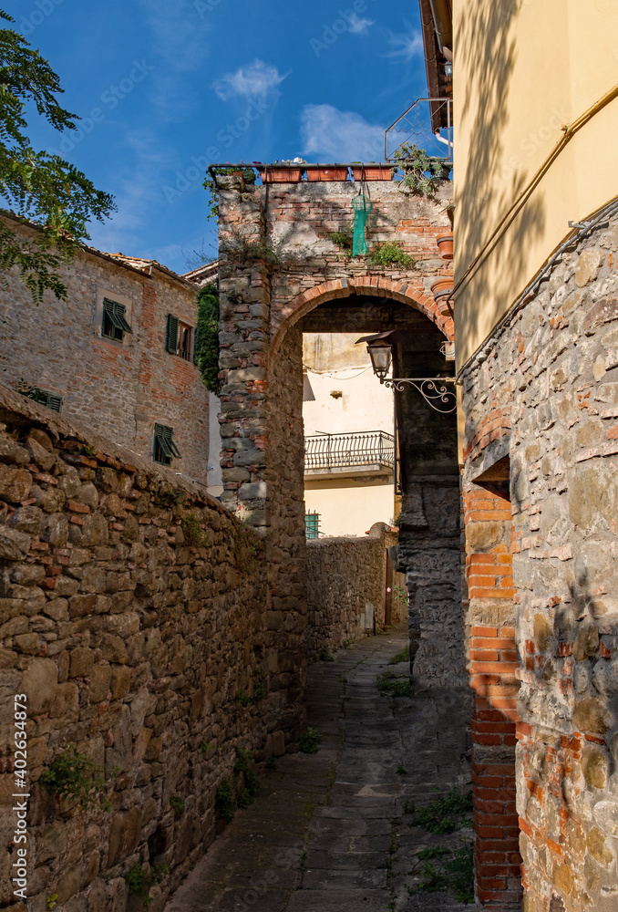 Gasse in der Altstadt von Loro Ciuffenna in der Toskana in Italien