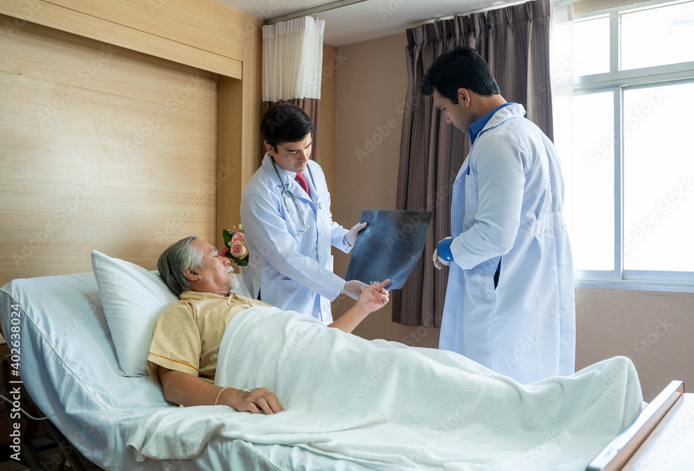 Obraz premium Doctor holding an X-ray film for an infected patient at hospital