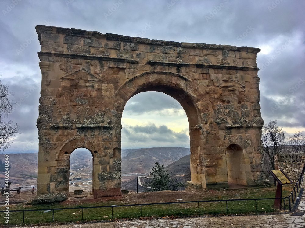 Arco romano de Medinaceli, Soria, España. Cara norte del antiguo arco del triunfo construido en época romana.