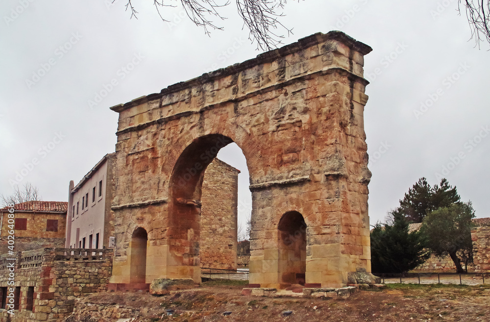 Arco romano de Medinaceli, Soria, España. Cara sur del antiguo arco del triunfo construido en época romana.