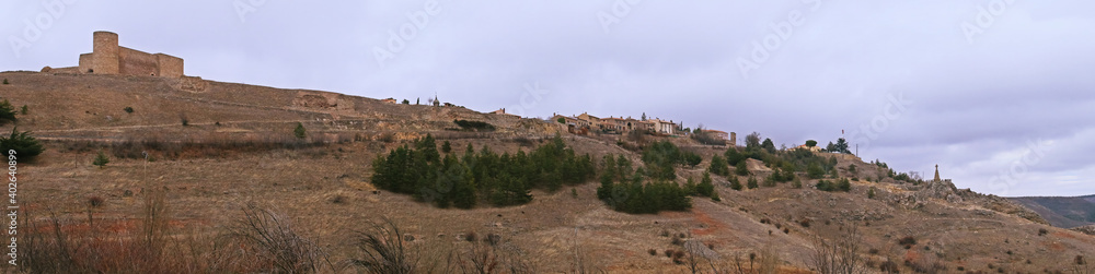 El castillo de Medinaceli junto al pueblo antiguo del mismo nombre en Soria, España.