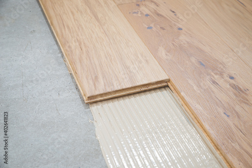 Male Worker laminate flooring