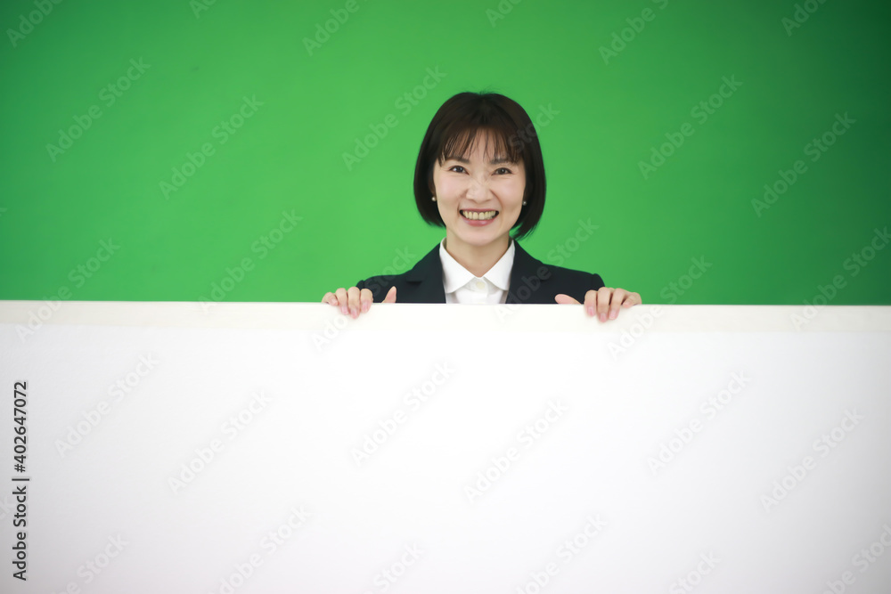 看板を持つ女性社員イメージ