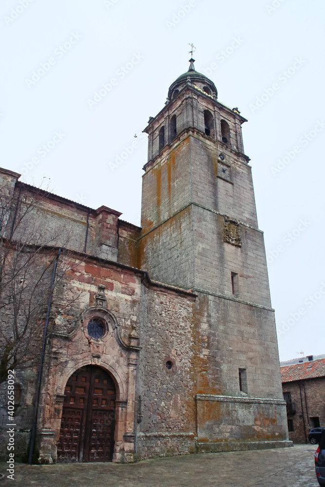 Campanario de la Colegiata de Nuestra Señora de la Asunción, en el barrio antiguo de Medinaceli, Soria, España.