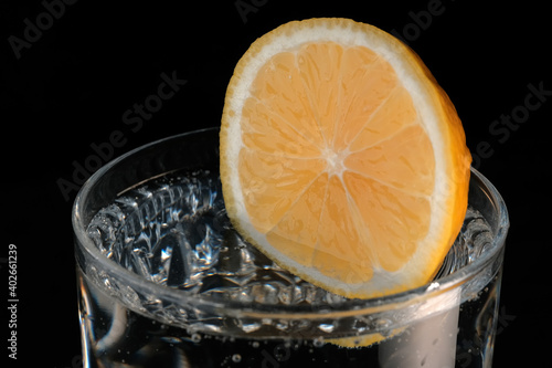 Carbonated lemonade with lemon