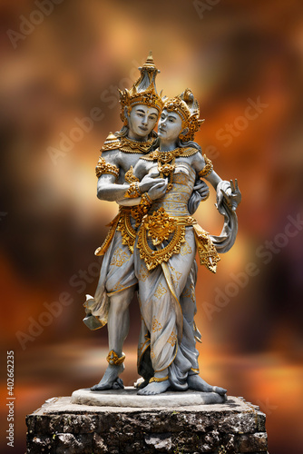 Indonesien-Bali;  Statue der hinduistischen Gottheiten  " Rama und Sita ". Seit 2000 Jahren die Liebesgeschichte Indiens, im Epos Ramayana.