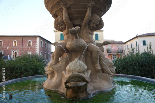 Fontana inserita in un contesto di palazzi antichi photo