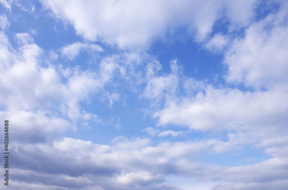 冬の青空と白い雲