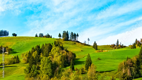 Hügellandschaft mit Bäumen im Herbst in der Gemeinde Entlebuch, Schweiz