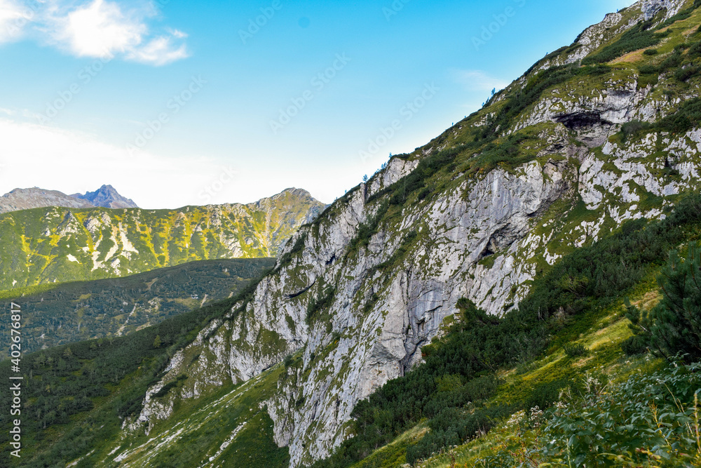 Fototapeta premium Góry widoczne po drodze na Giewont -szlak czerwony 