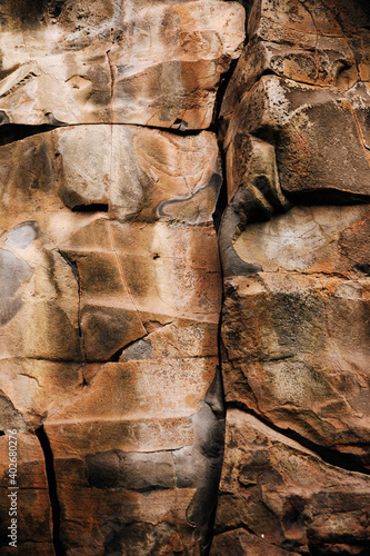 Eine Wand aus Vulkangestein mit Struktur