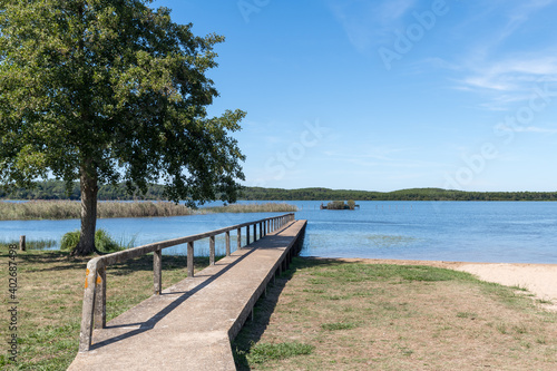 Fototapeta Naklejka Na Ścianę i Meble -  AUREILHAN (Landes, France), vue sur l'étang près de Biscarrosse