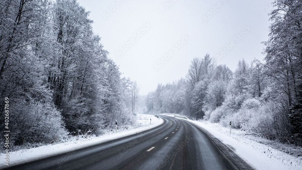 Obraz premium snow covered road