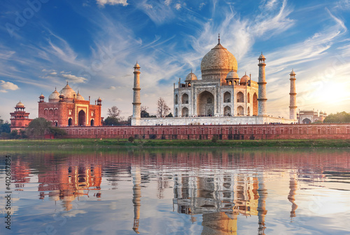 Obraz na płótnie Taj Mahal at sunset, back view from the Yamuna river, Agra, India w salonie