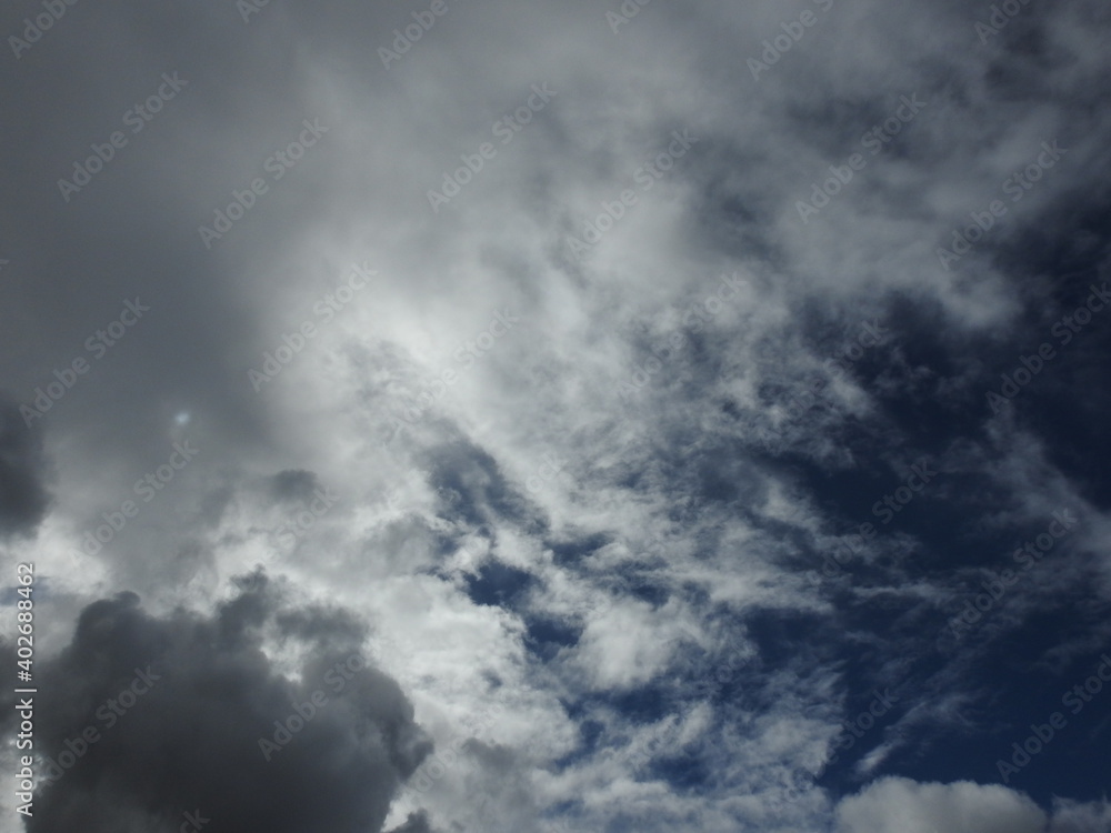 Fotografías del cielo azul con nubes. 