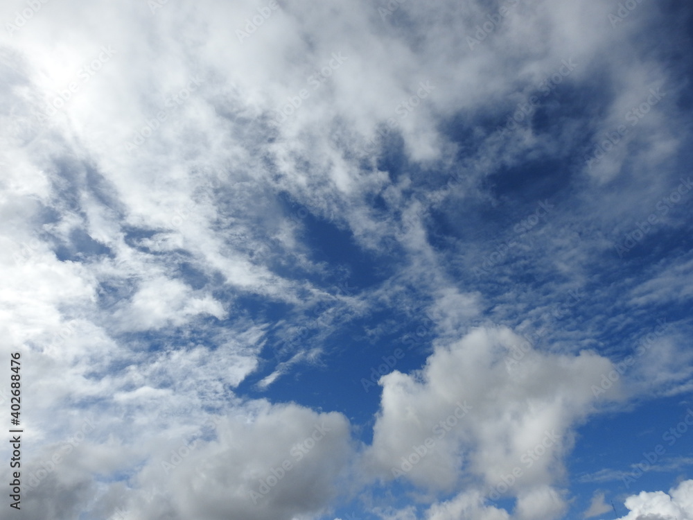 Fotografías del cielo azul con nubes. 