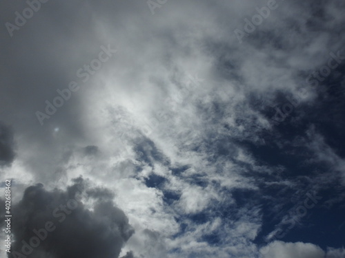Fotografías del cielo azul con nubes. 