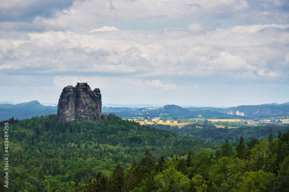 Blick von einem Aussichtspunkt über die Landschaft in der sächsischen Schweiz. Ein sonniger Tag mit wolkigen Himmel