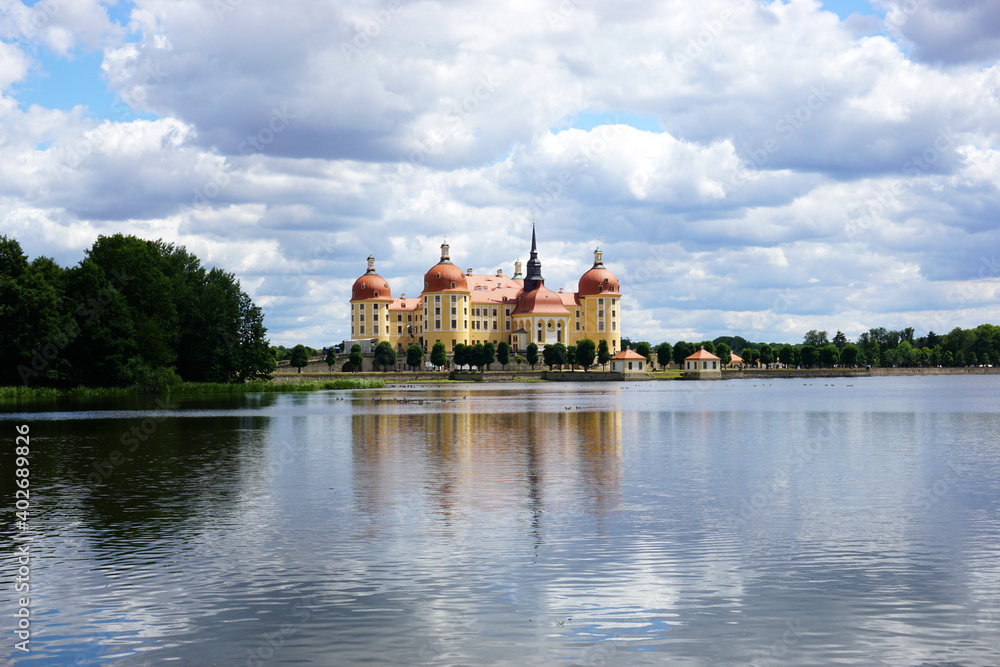 Obraz premium Blick über den See zum historischen Schloss Moritzburg in Sachsen im Sonnenschein mit Wocken, Castle, fairy tale