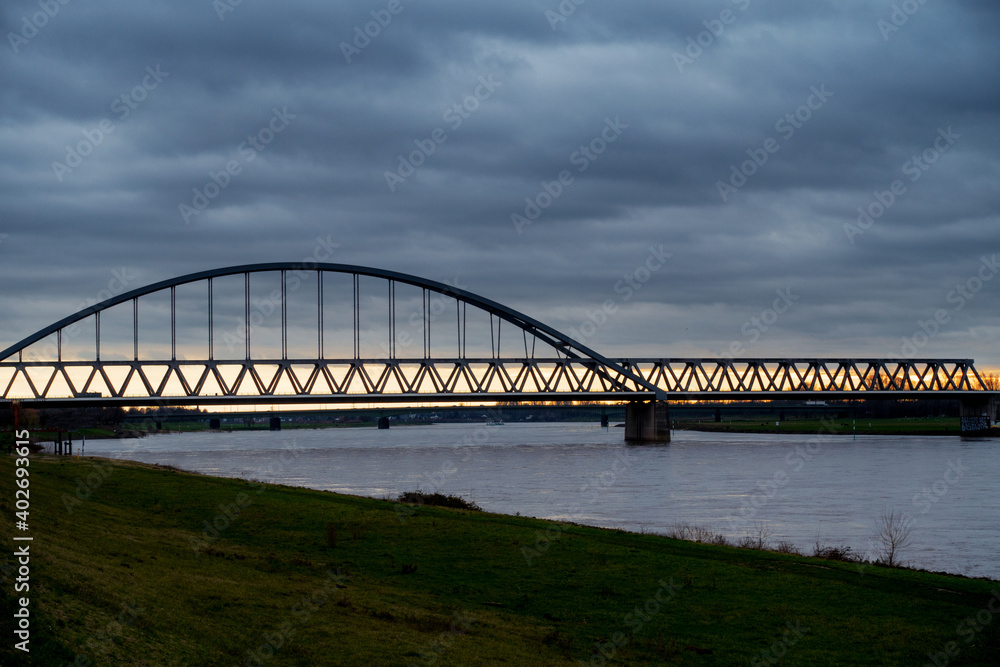 Brücke über den Rhein bei Dämmerung