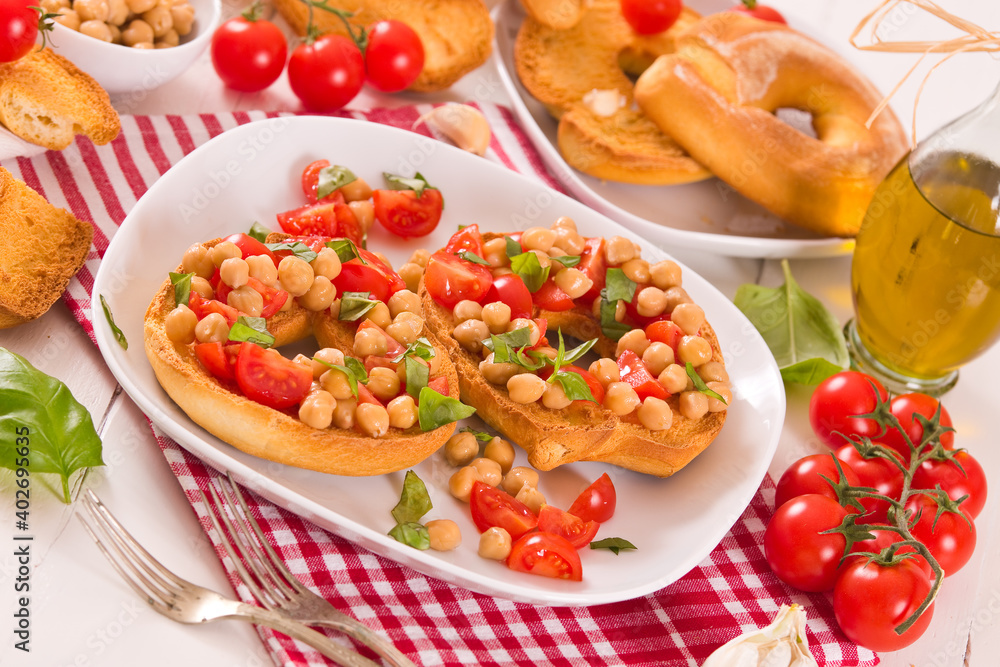 Friselle with tomatoes and chickpeas.
Friselle with tomatoes and chickpeas.