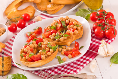 Friselle with tomatoes and chickpeas. 