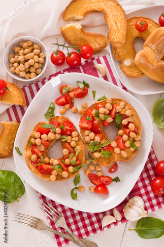 Friselle with tomatoes and chickpeas. 